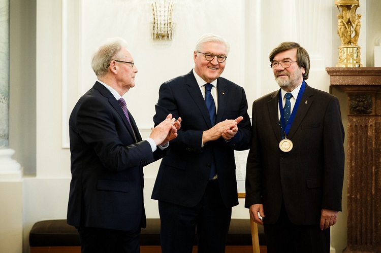 Dr. Imre Kónya erhielt den Internationalen Adalbert-Preis post's picture