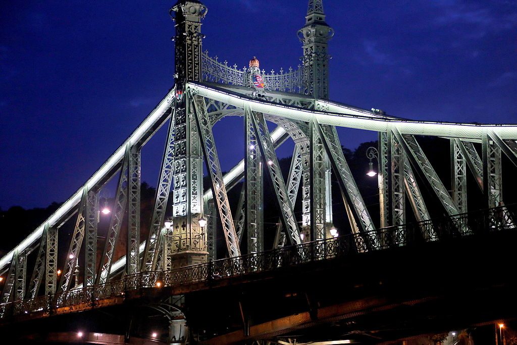 Der Standard: Freiheitsbrücke von Budapest unter den schönsten Brücken der Welt post's picture