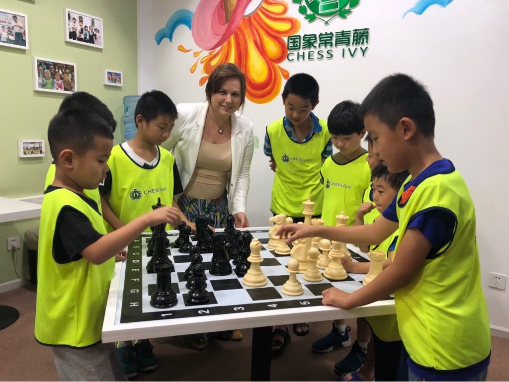 Ungarische Schachmeisterin erobert chinesische Schulen post's picture