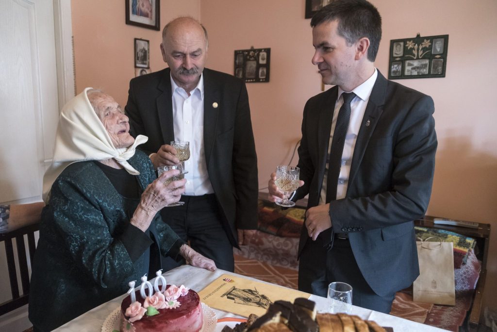 100-jährige Frau wurde zum dritten Mal ungarische Staatsbürgerin post's picture