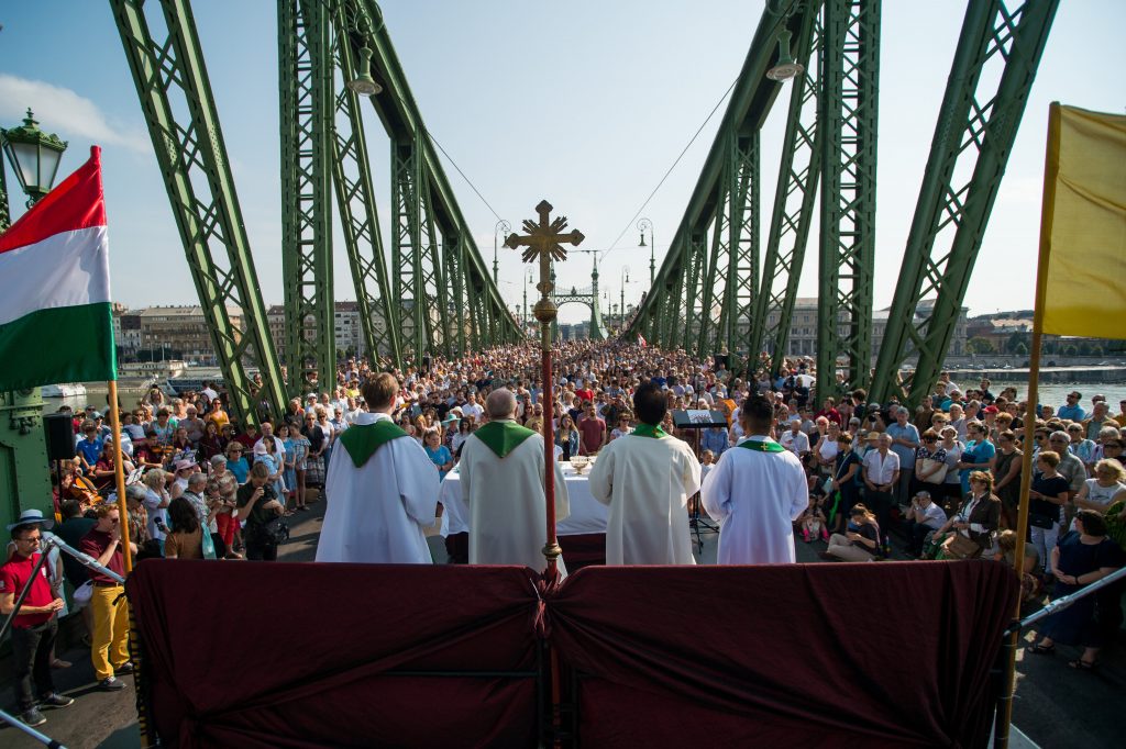 Freiheitsbrücke: 2.000 Menschen an der Heiligen Messe post's picture