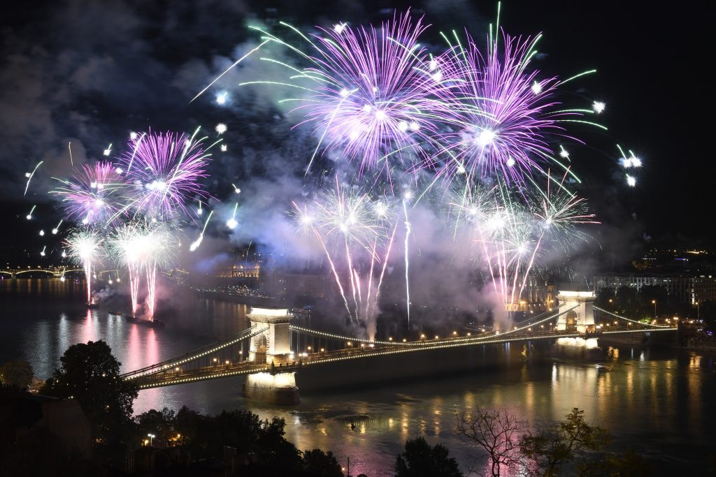 20. August: Budapest verbietet Feuerwerk auf der Kettenbrücke post's picture