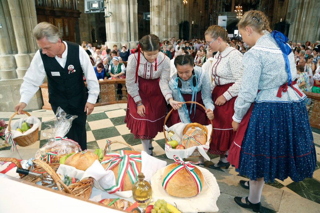 Ungarns erster König im Wiener Stephansdom gefeiert post's picture
