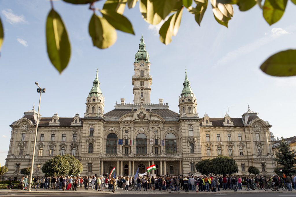Demonstranten fordern Rücktritt des Bürgermeisters in Győr post's picture