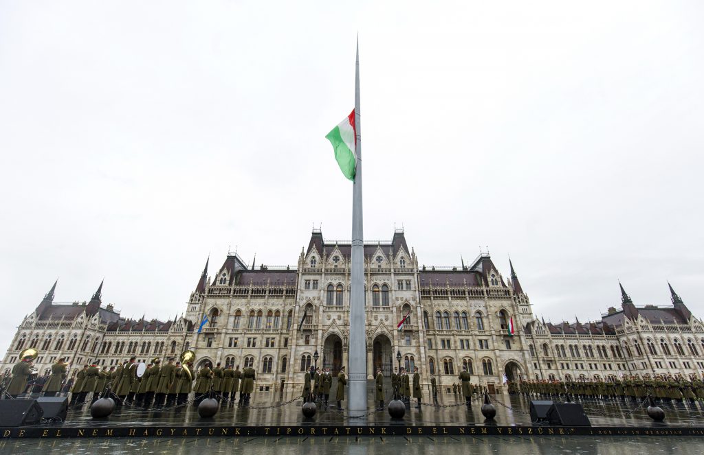 4. November: Flagge auf Halbmast vor dem Parlament post's picture