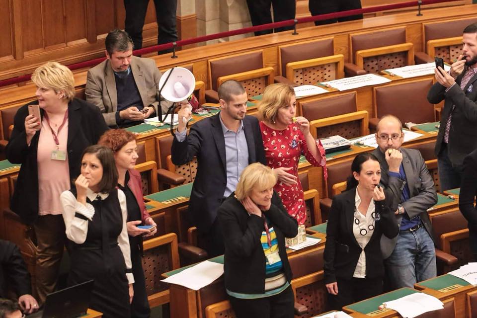 Opposition gegen strengere Verhaltensregeln im Parlament post's picture
