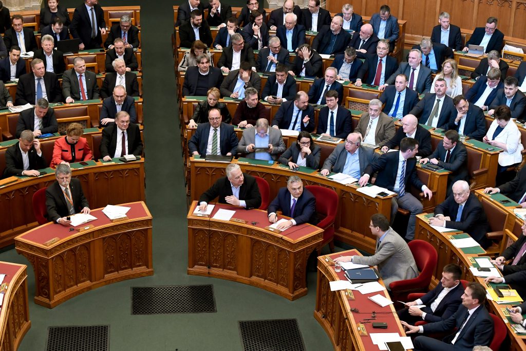 Das Parlament debattiert über die Beendigung des Ausnahmezustands post's picture