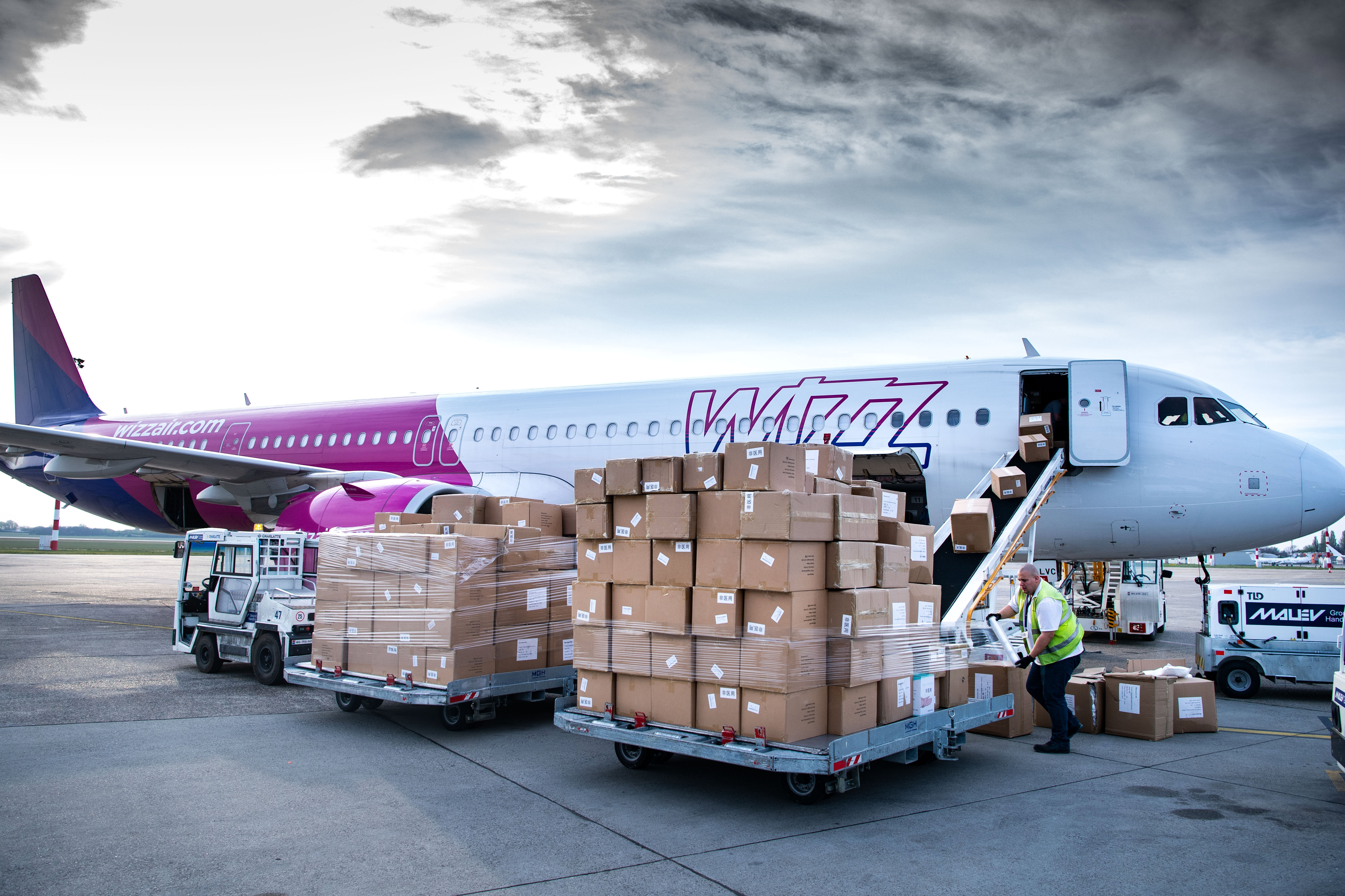 Wizz Air kündigt Entlassungen und Gehaltskürzungen an