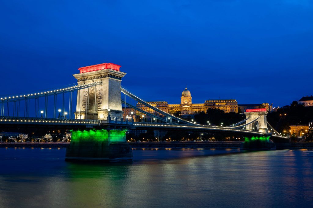 Trianon 100: Kettenbrücke in Nationalfarben beleuchtet post's picture