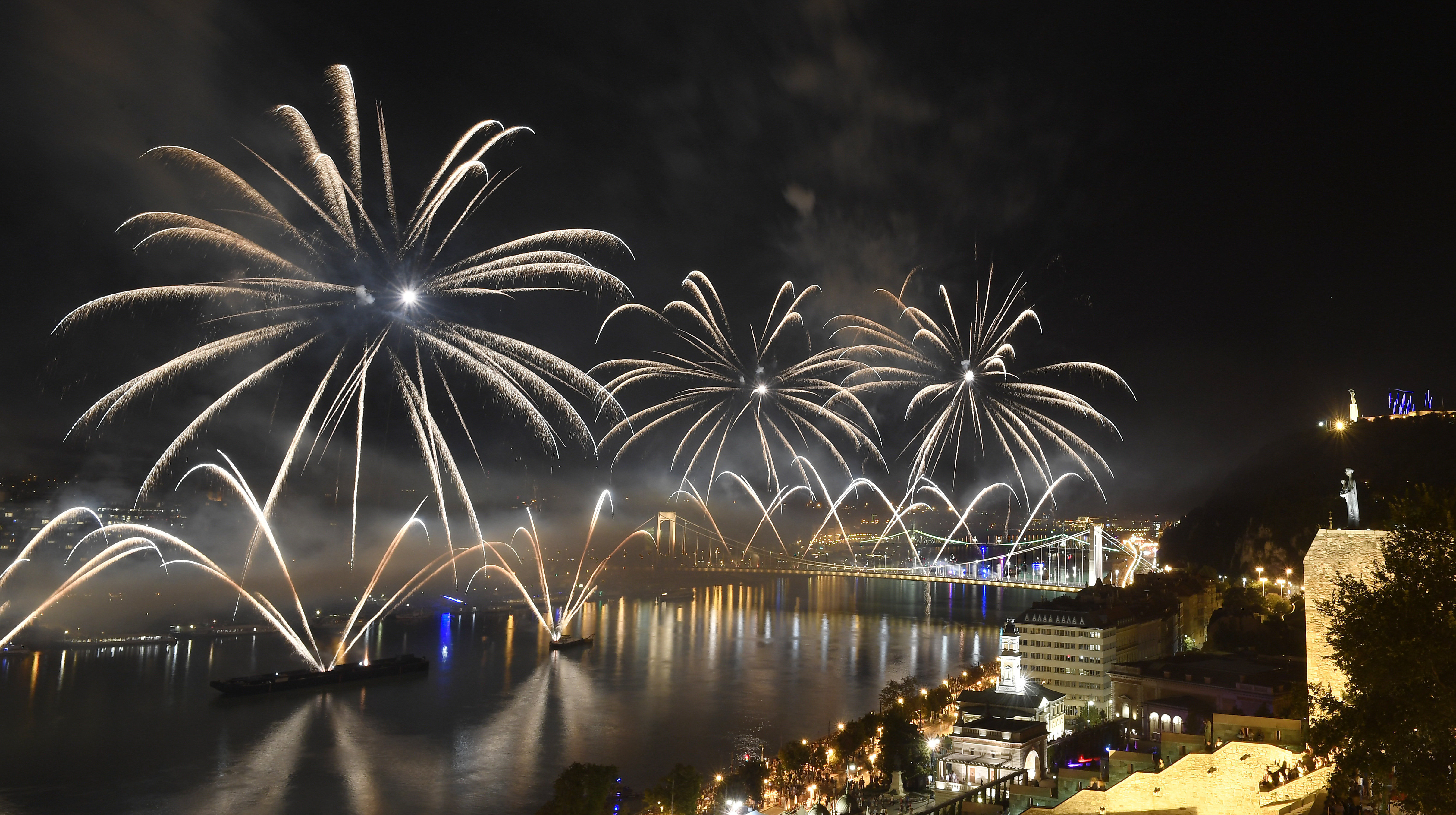 Ungarn Heute wünscht ein frohes und erfolgreiches neues Jahr!
