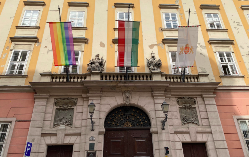 Regenbogenfahne am Budapester Bürgermeisteramt post's picture
