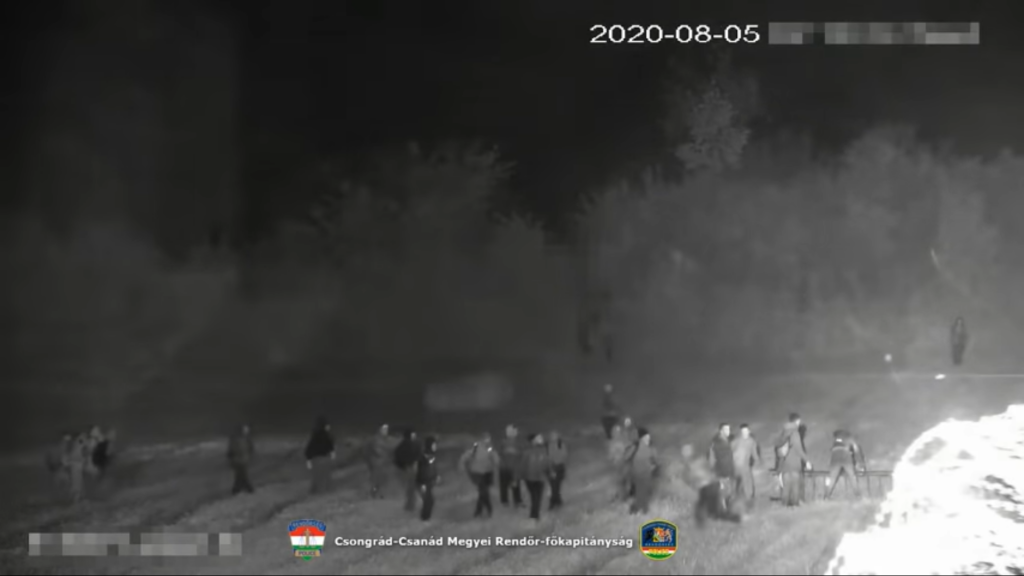 Rund 100 Migranten versuchen, den Grenzübergang bei Röszke zu durchbrechen post's picture