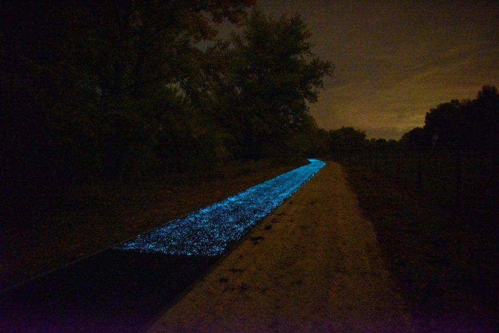 Atemberaubend schön! Leuchtender Fahrradweg bei Esztergom gebaut post's picture