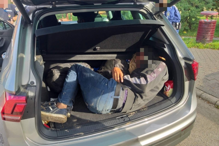 Menschenschmuggler mit illegalen Migranten in Südungarn festgenommen post's picture