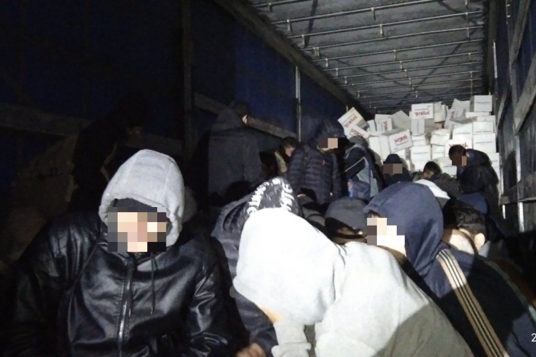 35 illegale Migranten in einem rumänischen Lastwagen festgenommen