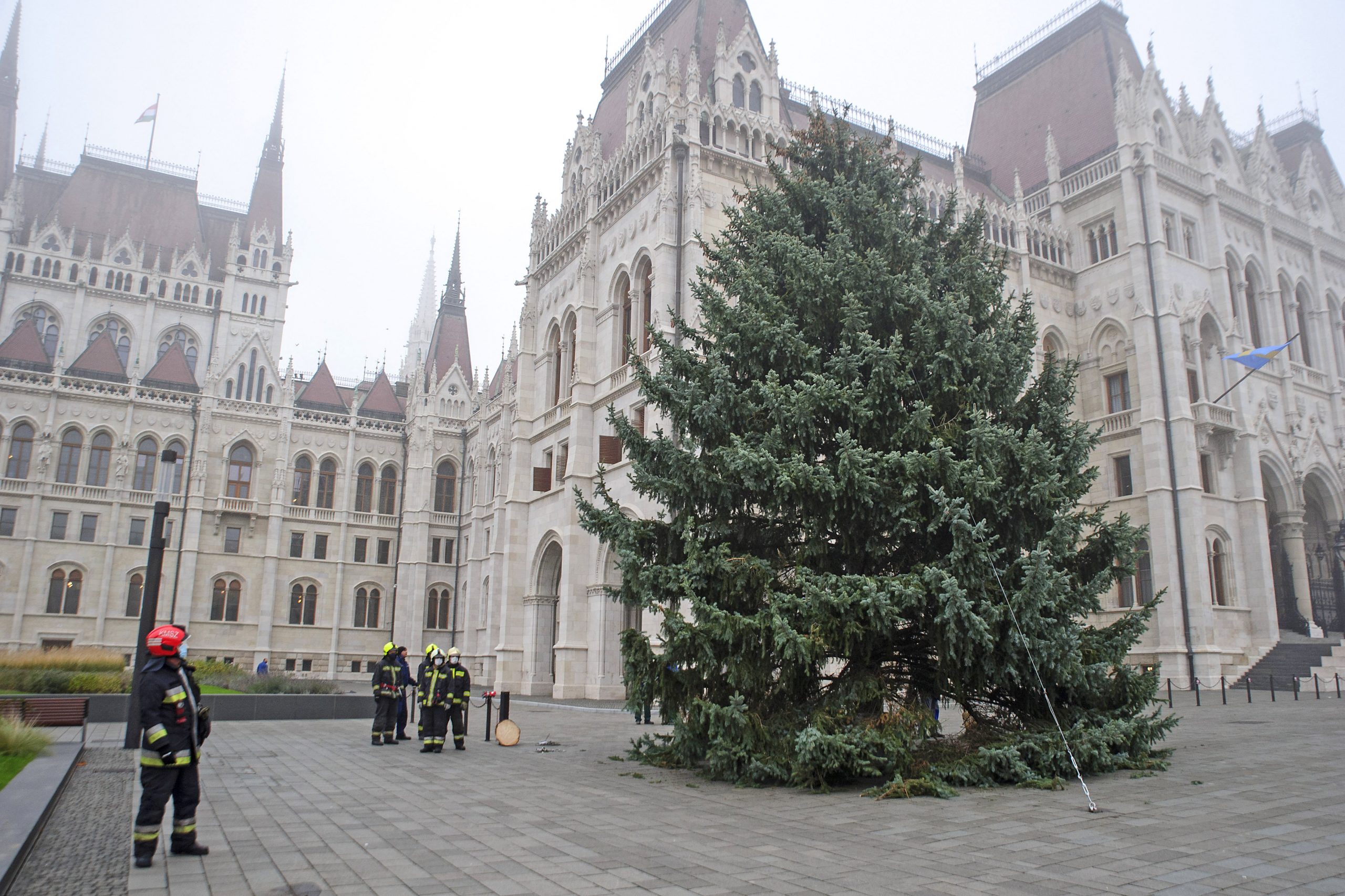 Christbaum des Landes wurde vor dem ungarischen Parlament aufgestellt