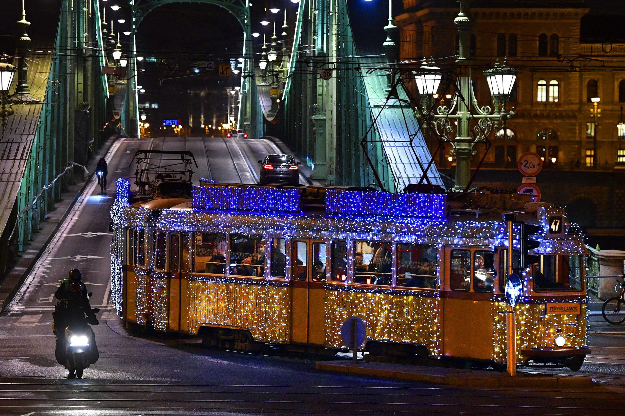 Straßenbahn und Lokalbahn in Budapest mit Weihnachtslicht verziert