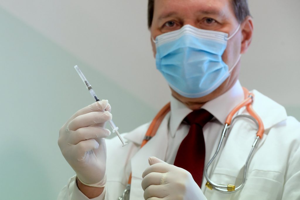 Chefinfektiologe Szlávik: „Wir werden sicherlich eine dritte Impfung benötigen“ post's picture