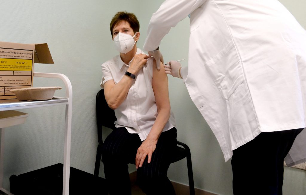 Ungarn beginnt mit der Impfung von Mitarbeitern des Gesundheitswesens post's picture