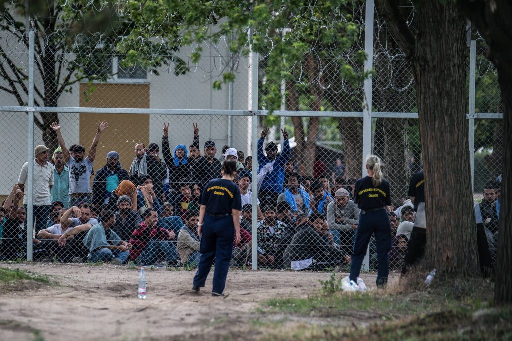 Eine Gruppe von Migranten griffen Polizisten an post's picture
