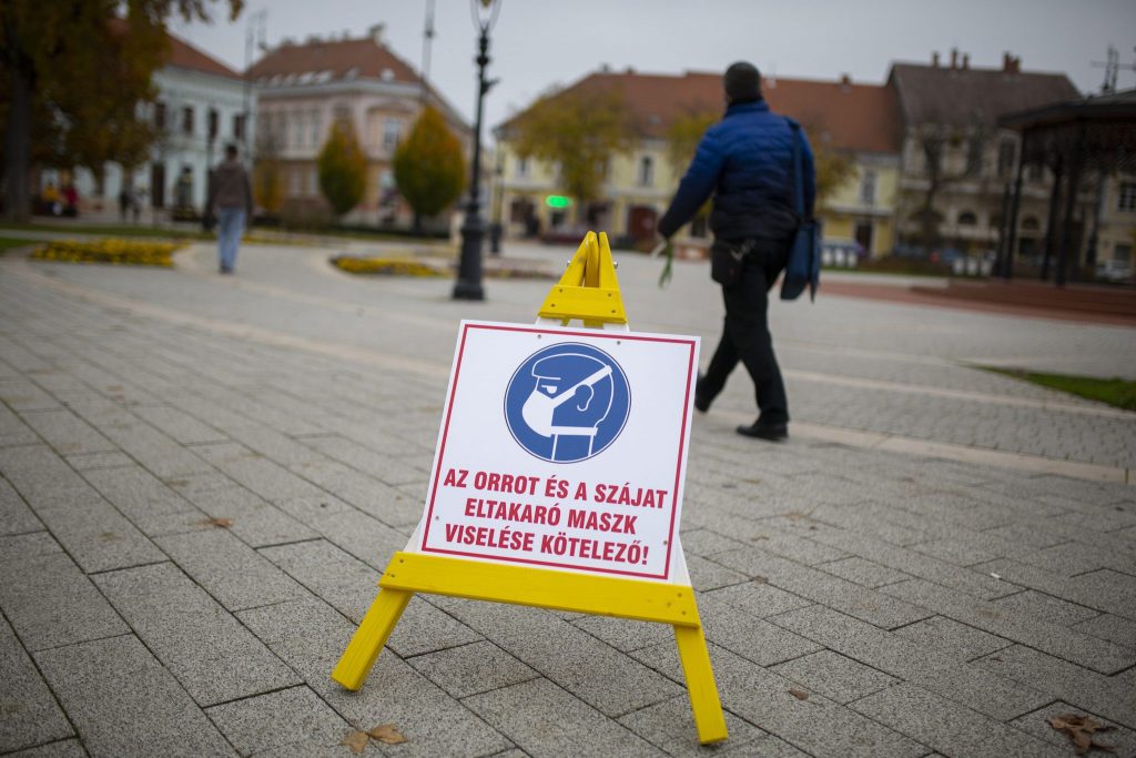 Einhaltung der Corona-Regeln in Ungarn: Maskenpflicht ja, Abstandhalten nein post's picture