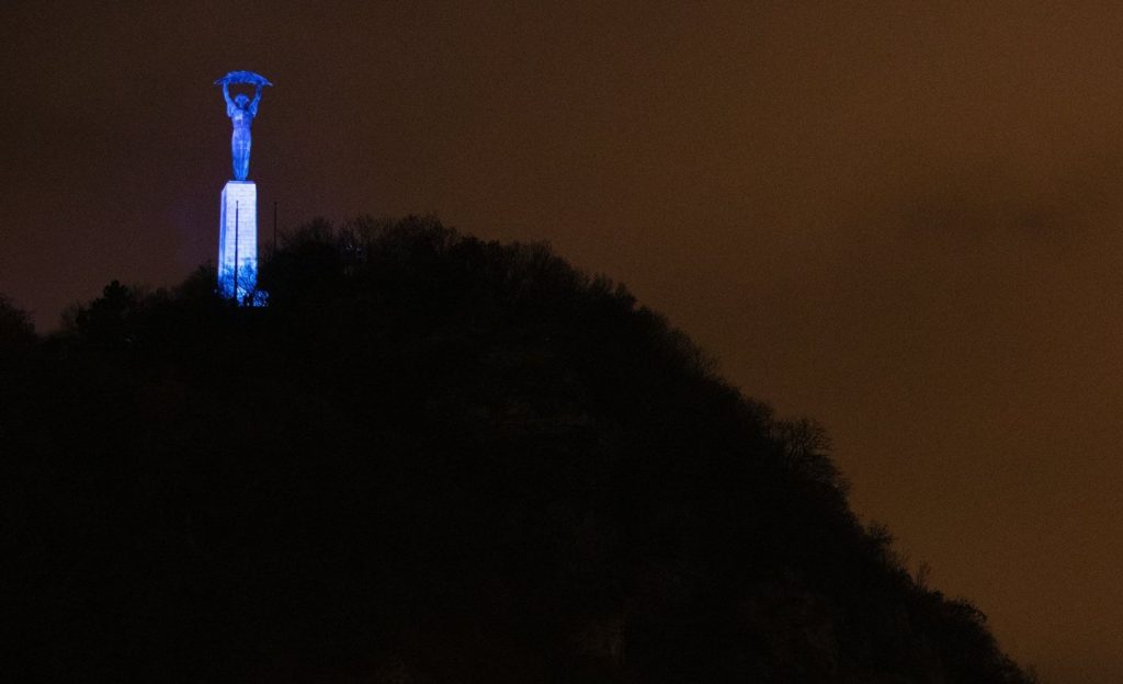 Budapests Freiheitsdenkmal beleuchtet in Farben der EU post's picture