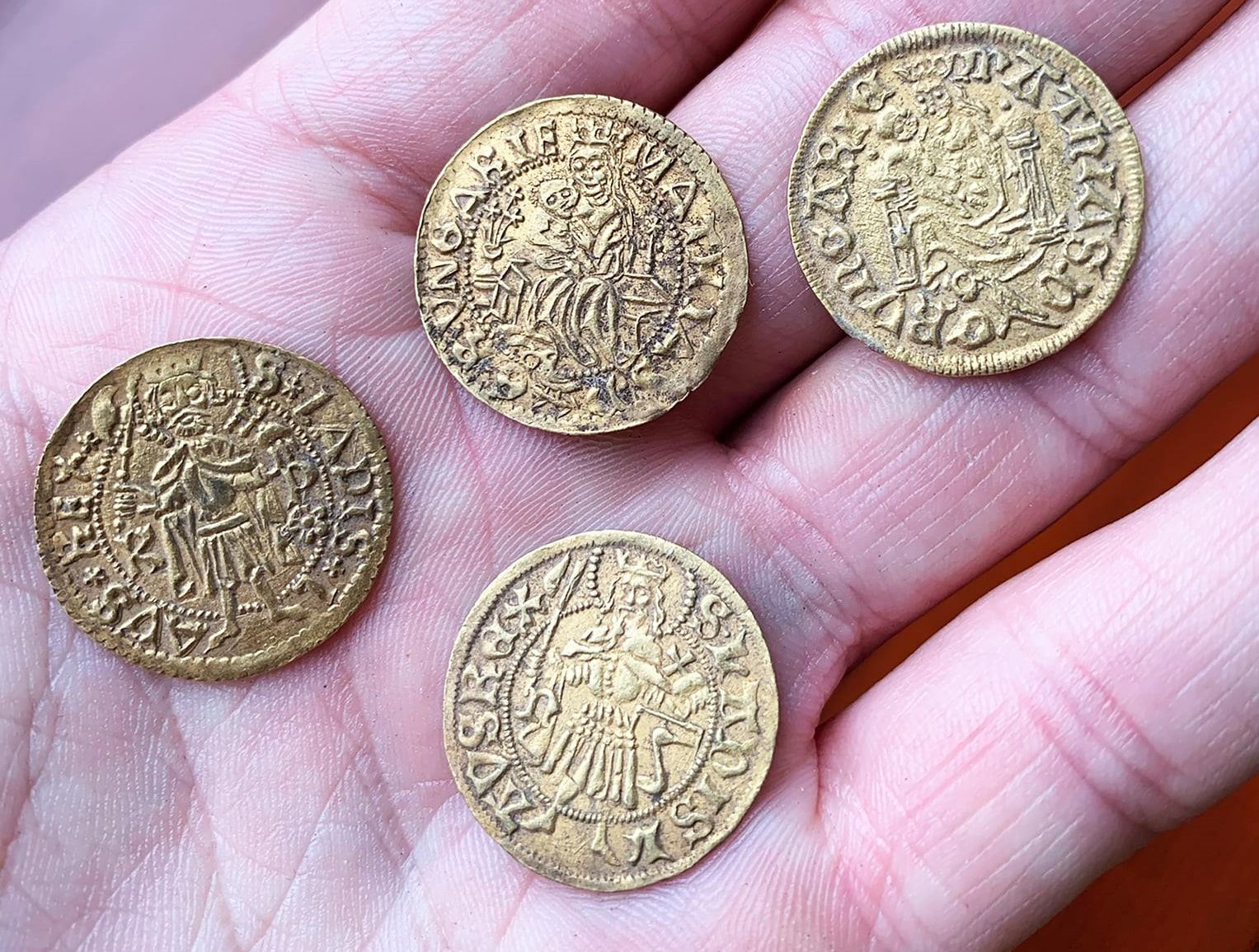Tausende mittelalterliche Münzen in Zentralungarn ausgegraben - Fotos!