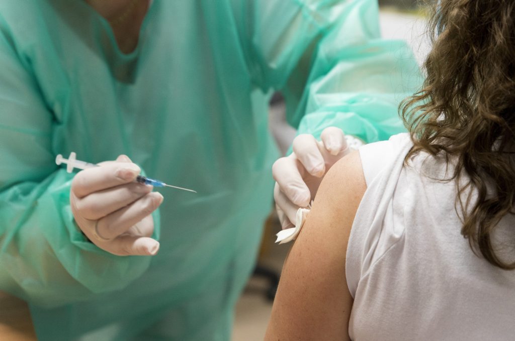 Budapost: Momentum-Chef: Menschen sollten für eine Impfung bezahlt werden post's picture
