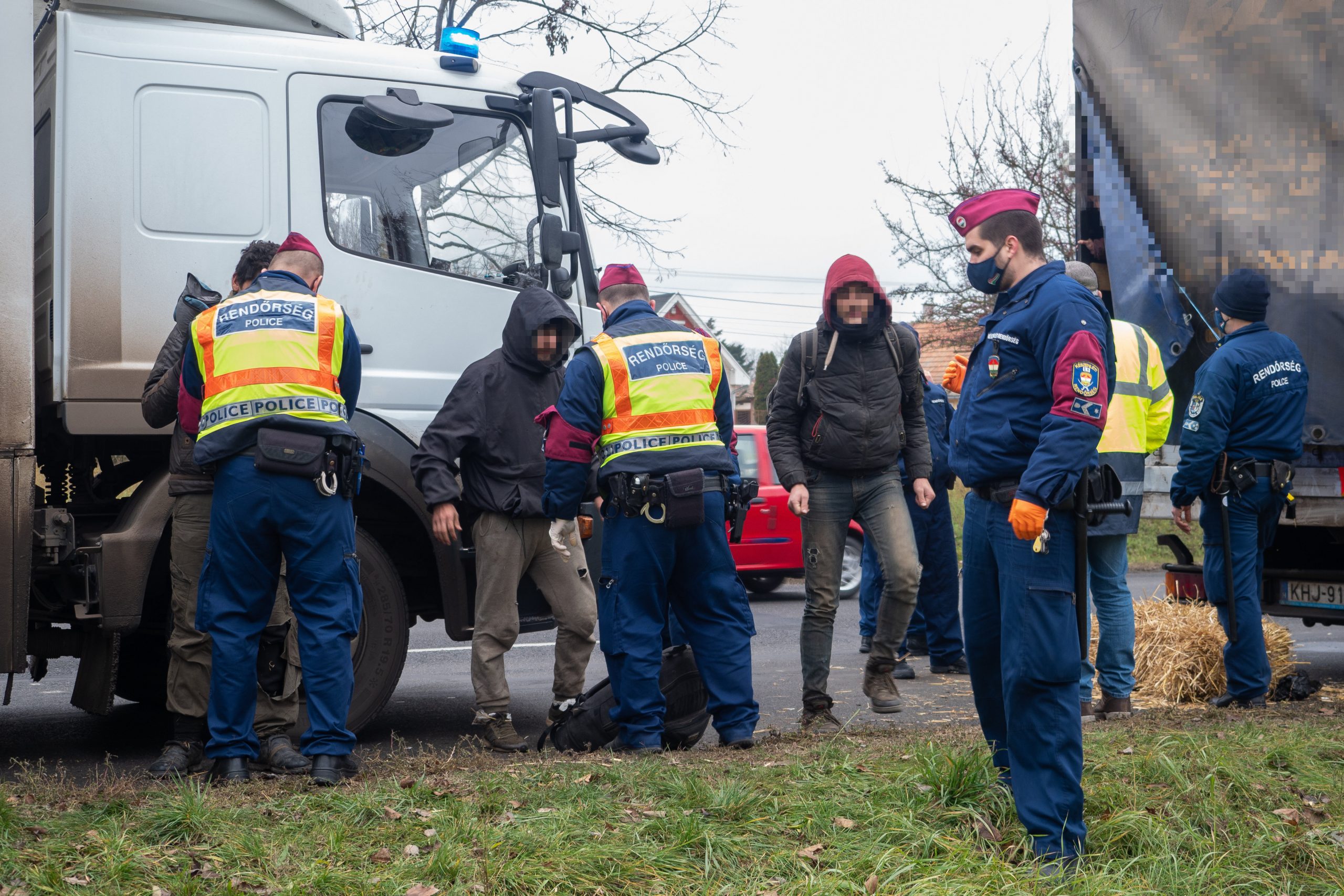 Ungarische Polizei verhaftet Menschenschmuggler in der Nähe von Pressburg
