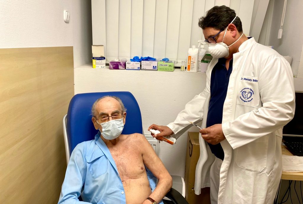 Ungarns ältester Hausarzt mit 97 Jahren geimpft post's picture
