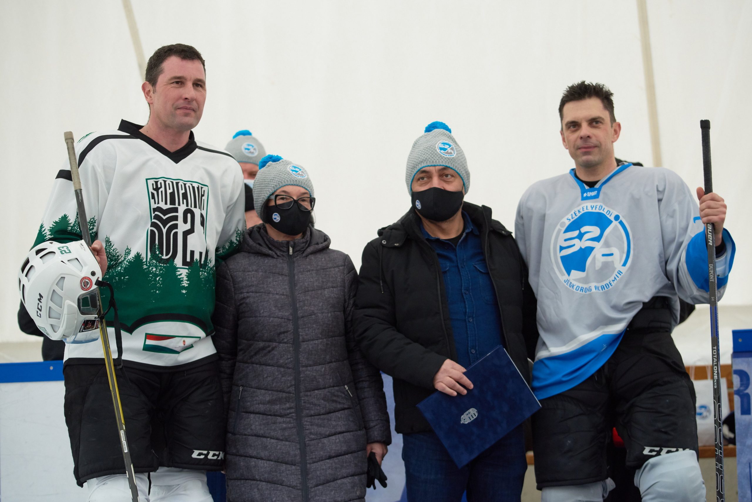 Eisbahn für Eishockey in Siebenbürgen mit Unterstützung Ungarns übergeben