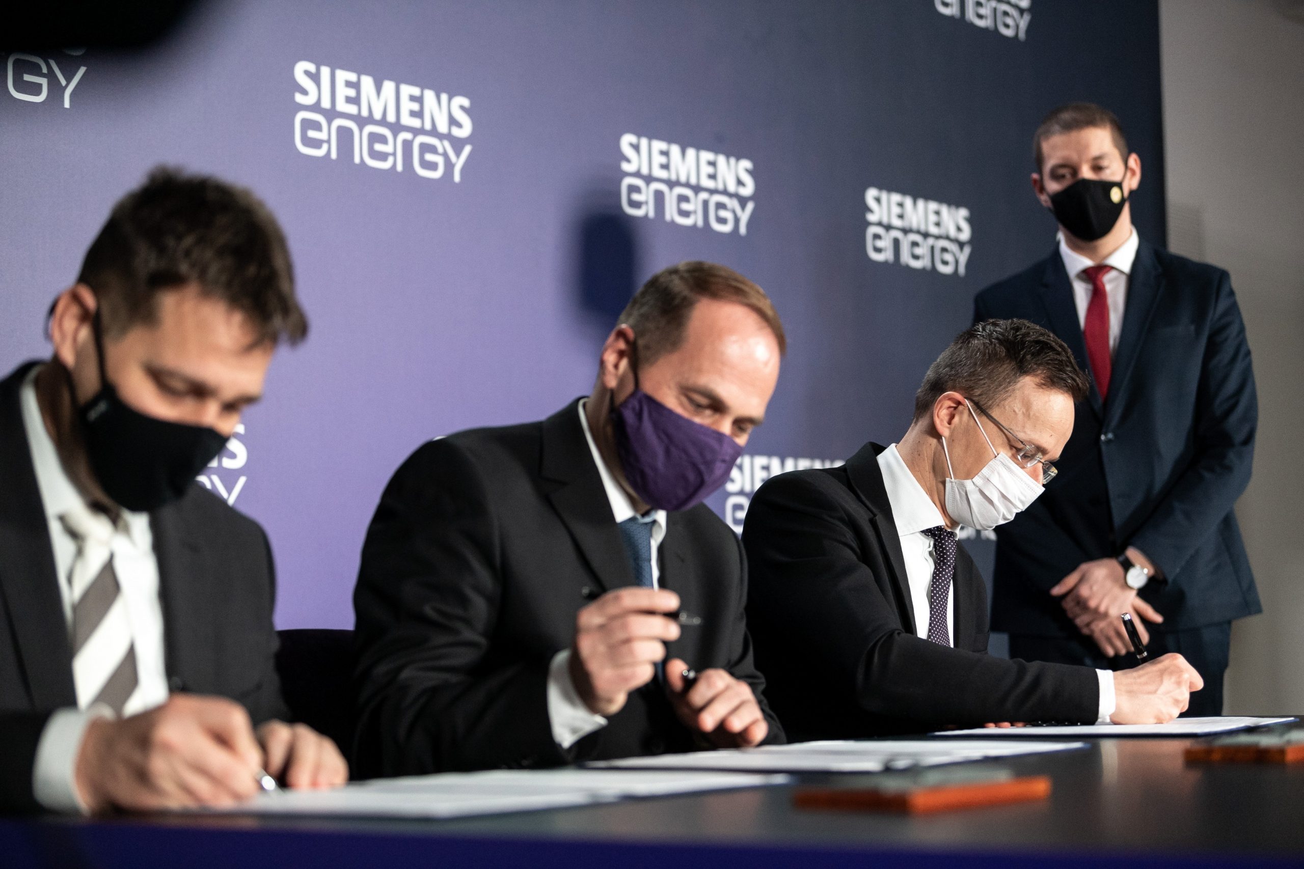 Regierung unterzeichnet strategische Partnerschaft mit Siemens