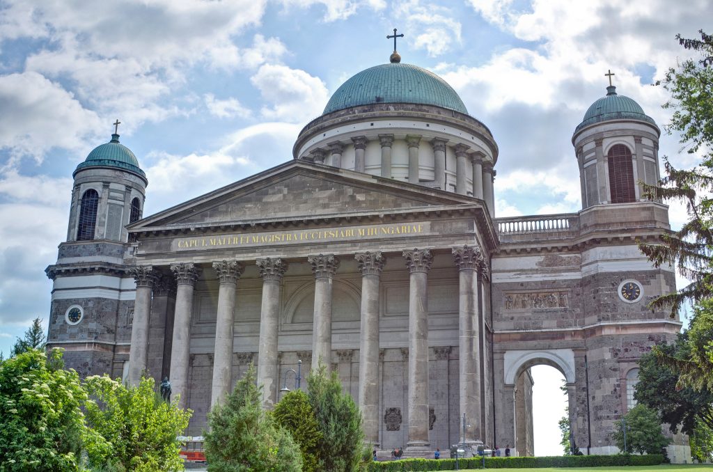 176 Jahre alte Zeitkapsel im Kreuz der Esztergom-Basilika geborgen post's picture