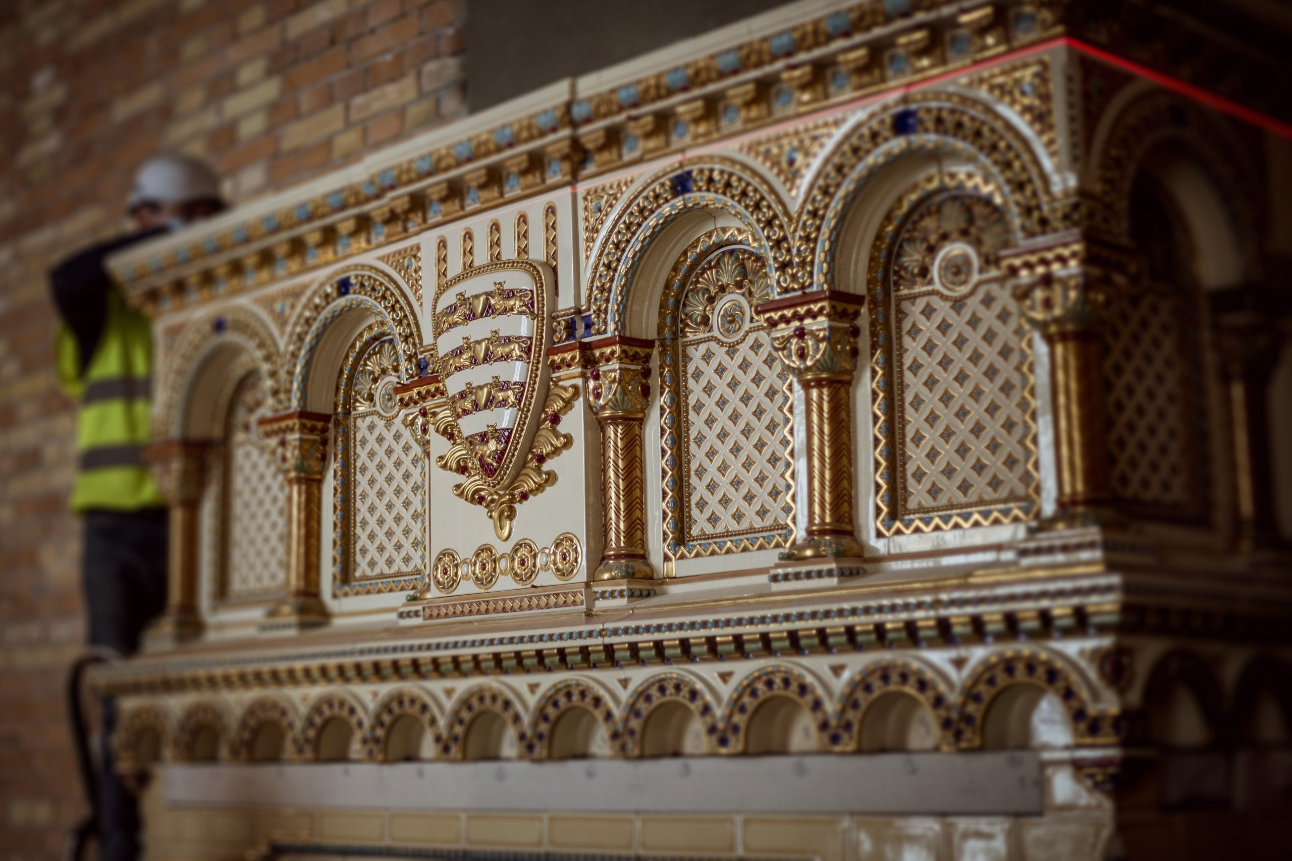 Ein Kilogramm Gold für die Restaurierung des Kamins im St. Stephans-Saal verwendet – Fotos!