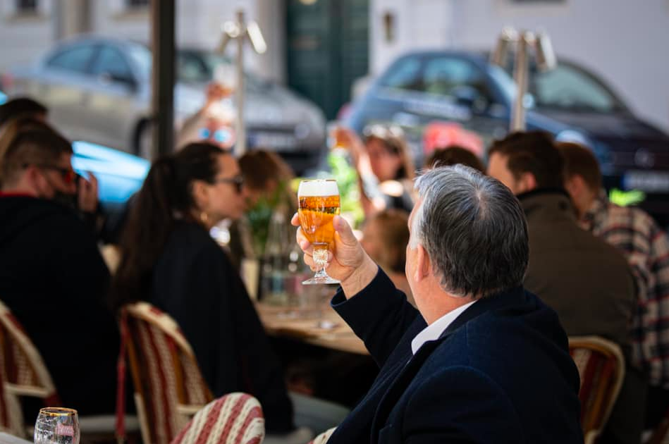 Tag der Wiedereröffnung: Orbáns erstes Bier auf seiner Lieblings-Restaurantterasse