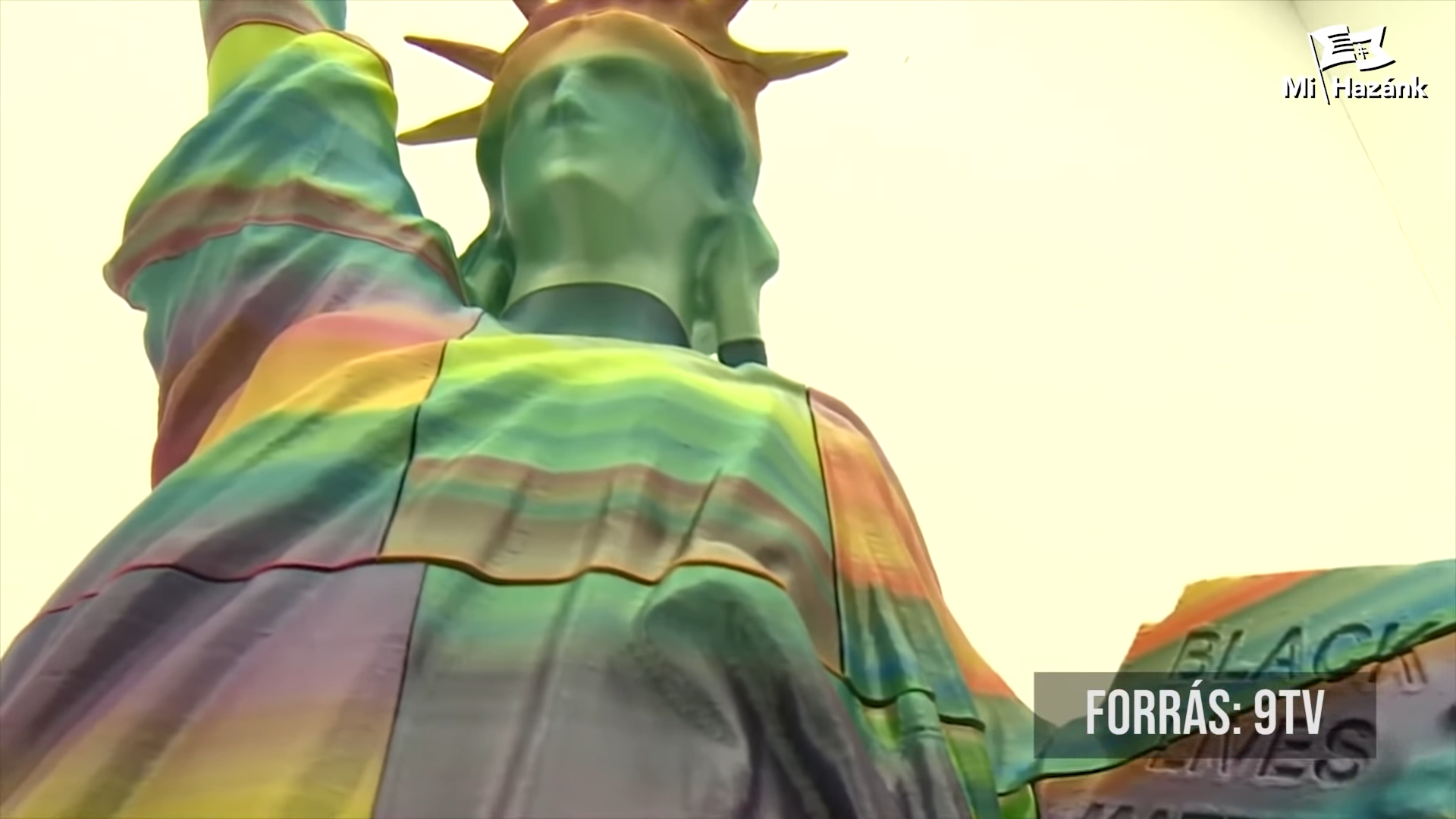 Rechtsextremisten bauen Barrikade um die regenbogenfarbene Statue
