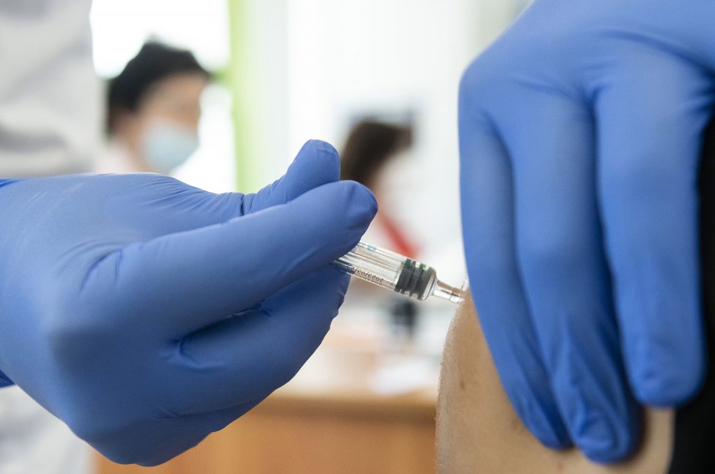 Regierung will bald über Einführung der 4. Impfung entscheiden post's picture