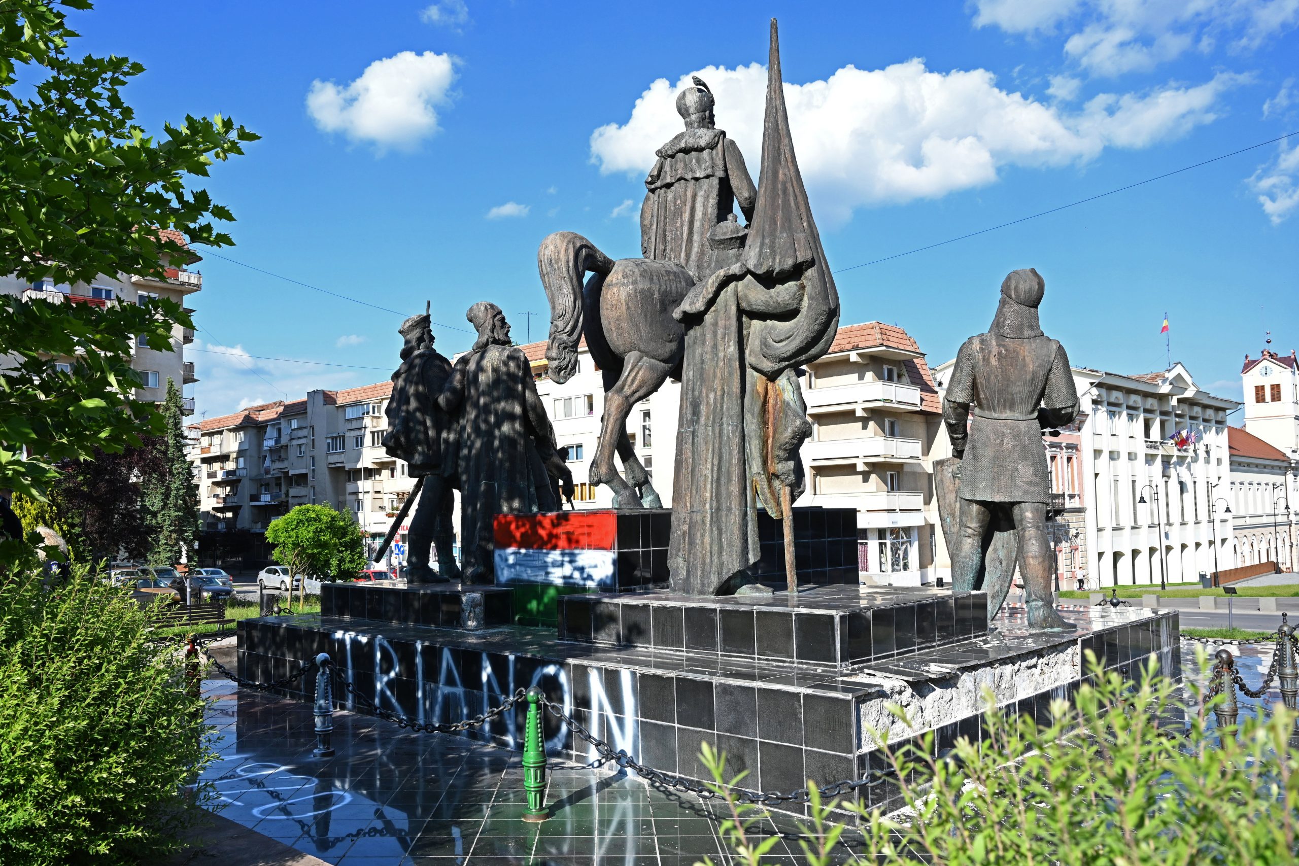 Trianon-Jahrestag: Jugendliche sollen rumänisches Denkmal bemalt haben