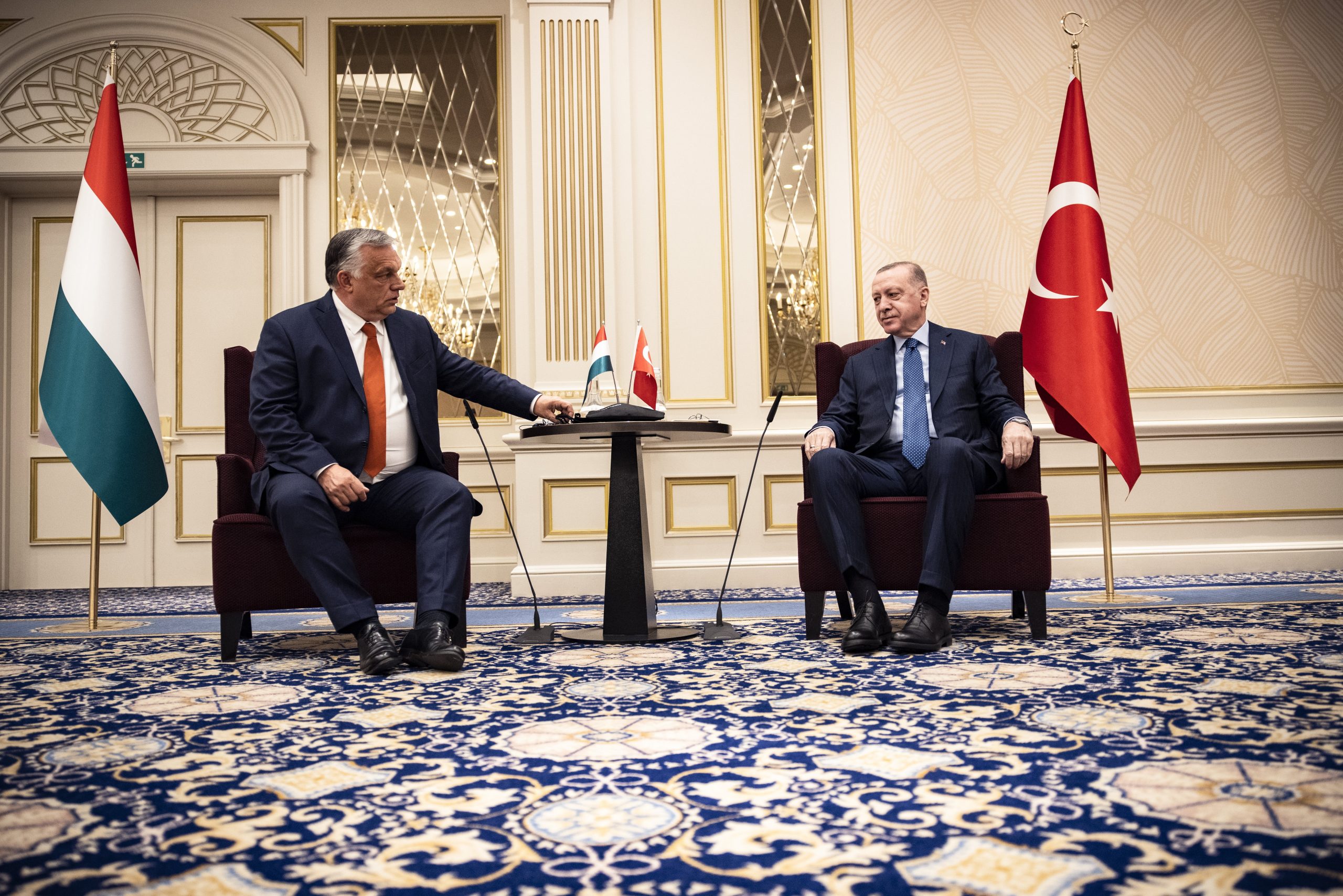Orbán bespricht Verteidigungskooperation mit Erdogan