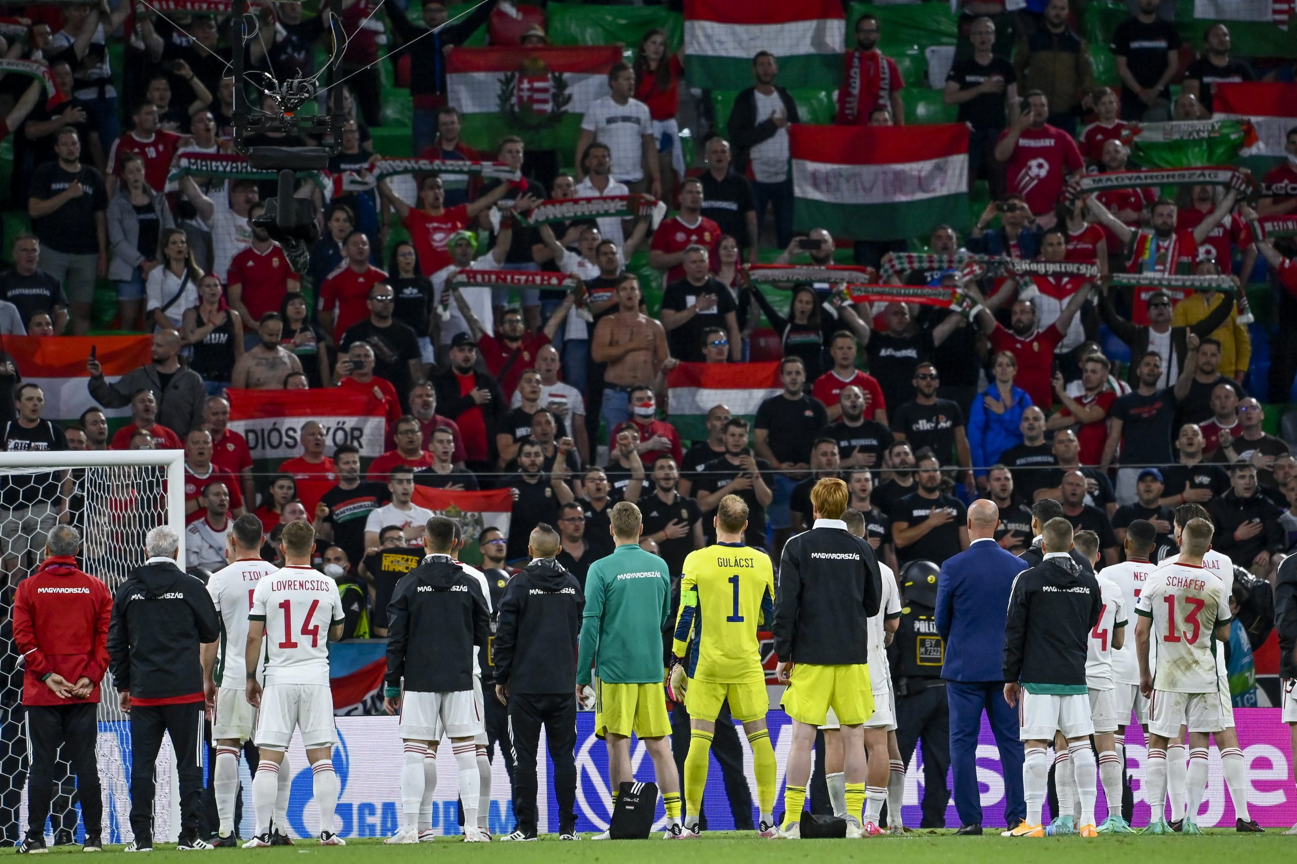 UEFA ermittelt wegen angeblicher homophober Äußerungen ungarischer Fans