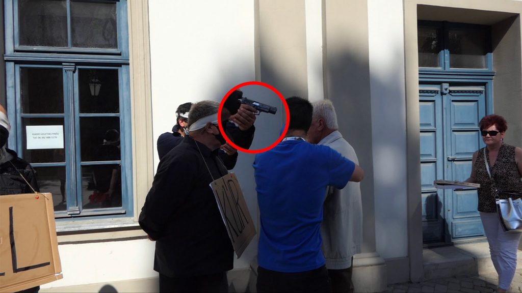 Dobrev-Wahlkampfveranstaltung von einem bewaffneten Mann gestört post's picture