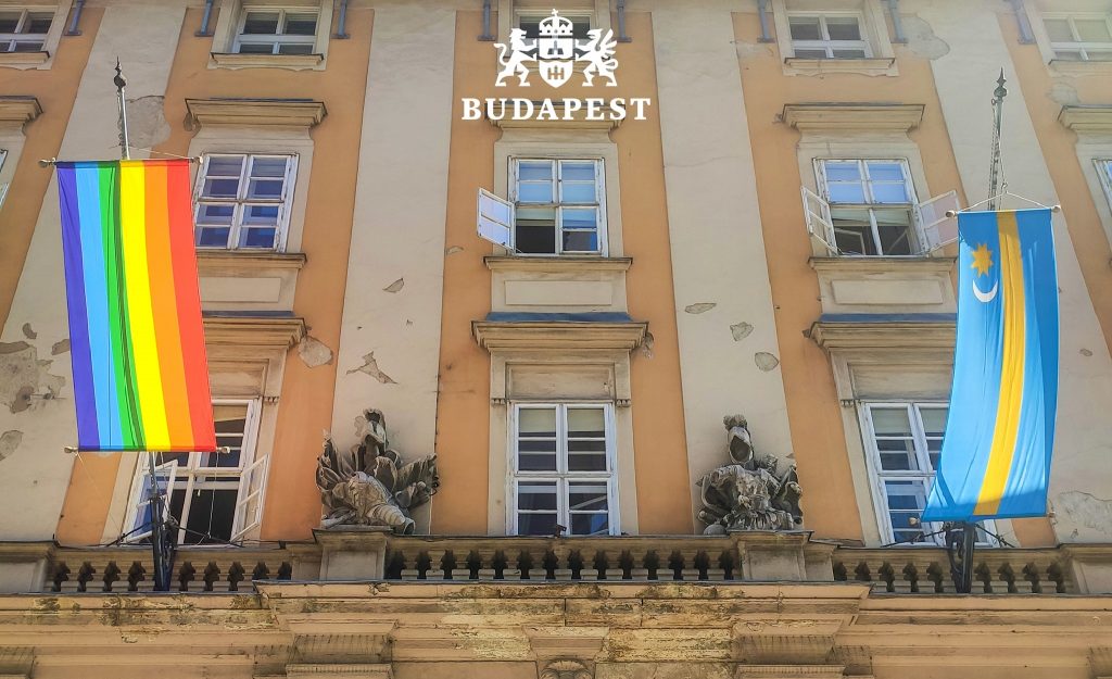 Das Budapester Rathaus feiert den Pride-Monat mit Regenbogenflagge post's picture
