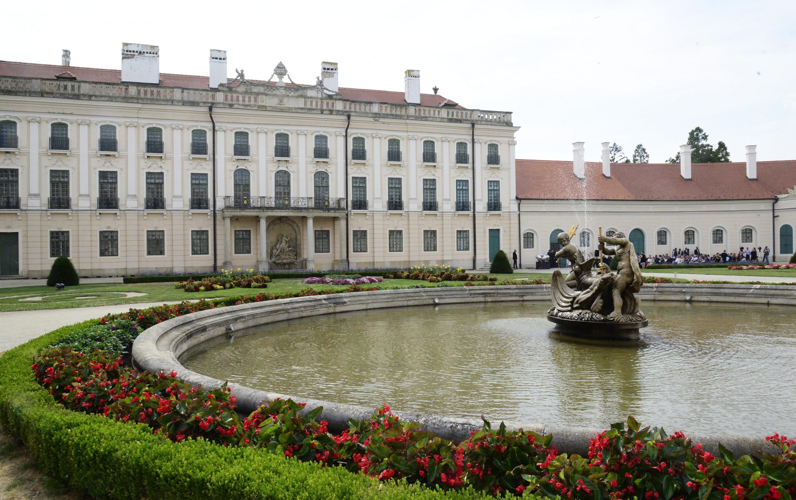 Renovierter Westflügel des Schlosses Esterházy in Fertőd übergeben