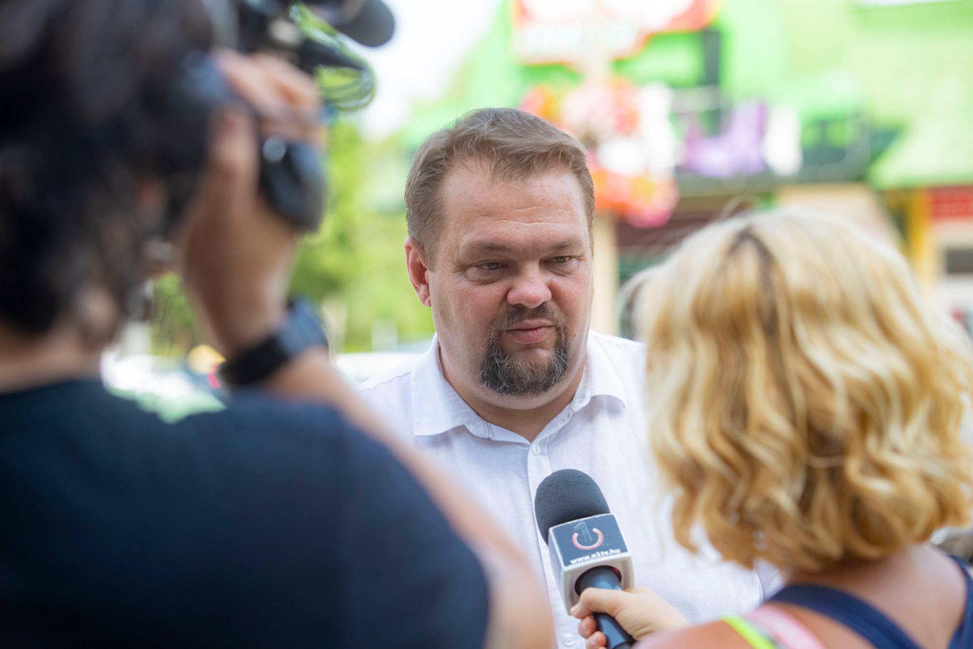 Jobbik Politiker wegen rassistischer Äußerungen kritisiert, zieht sich von den Vorwahlen zurück