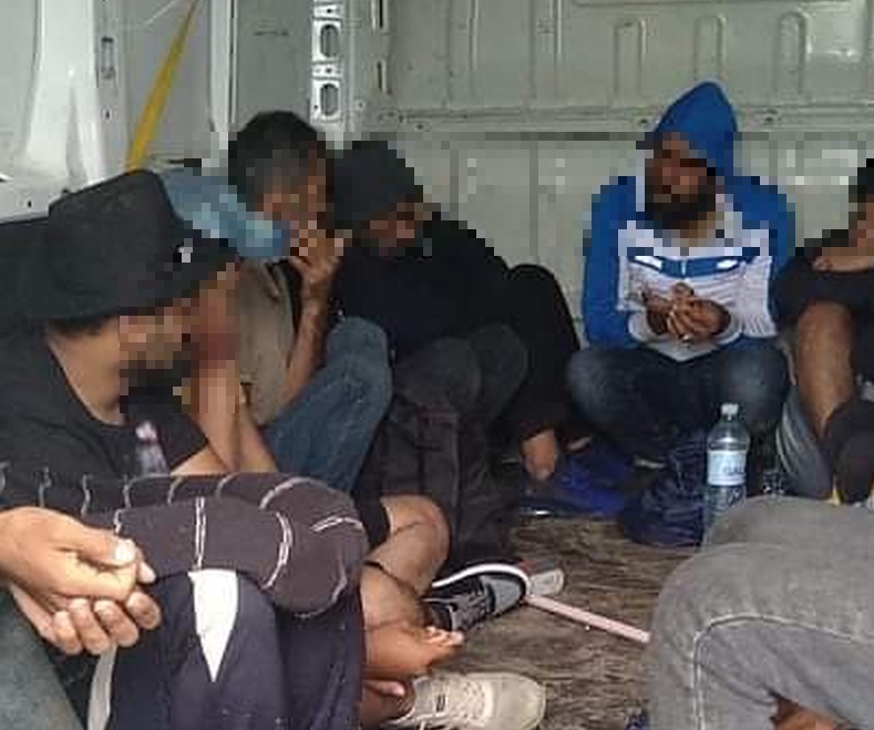 18 Migranten in einem Lastwagen gefunden