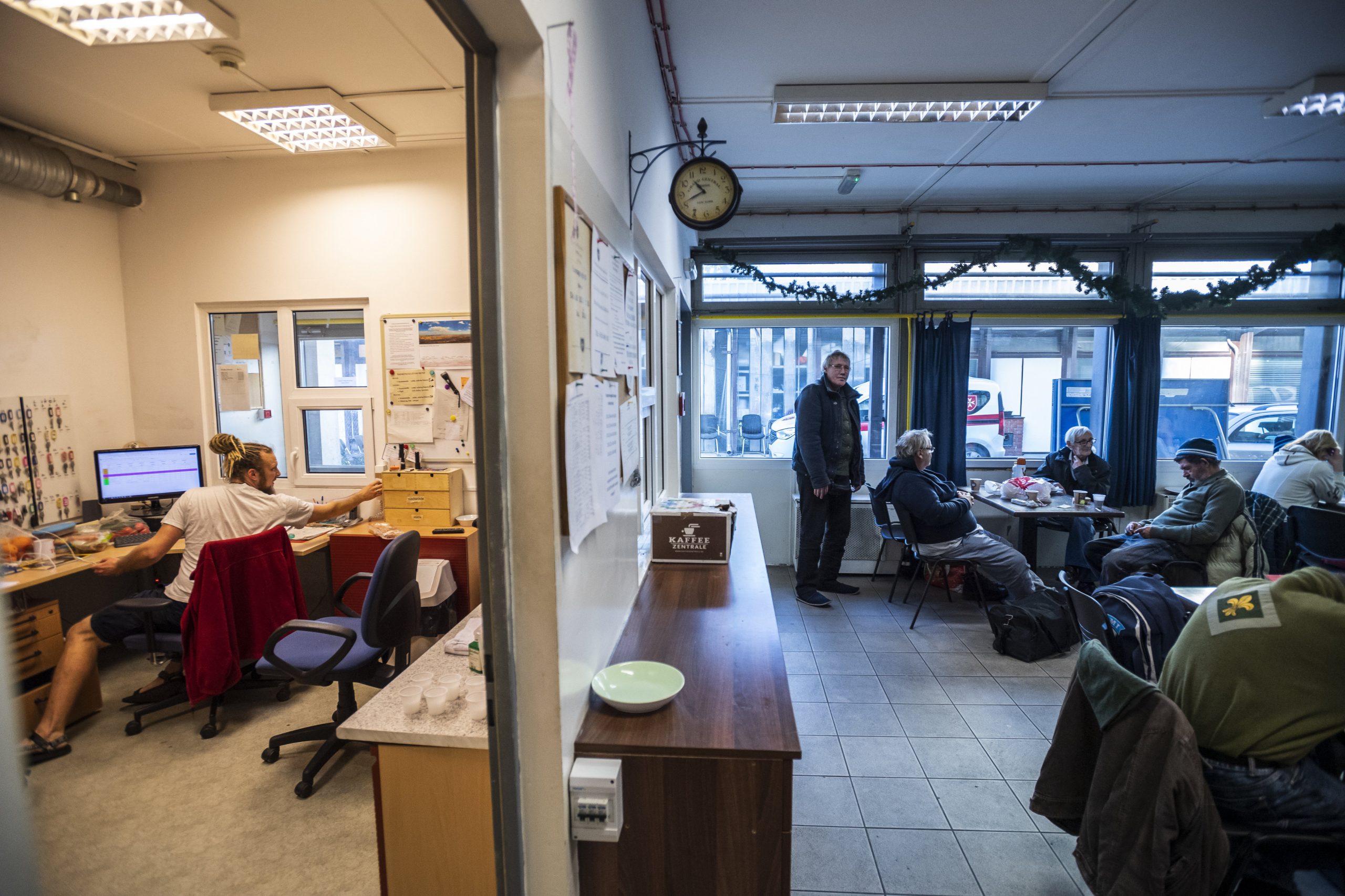 Budapester Versammlung richtet neues Obdachlosenheim ein