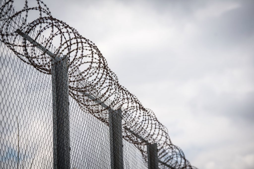 Häftlinge, die den ungarischen Grenzzaun bauen, wurden von Migranten angegriffen post's picture