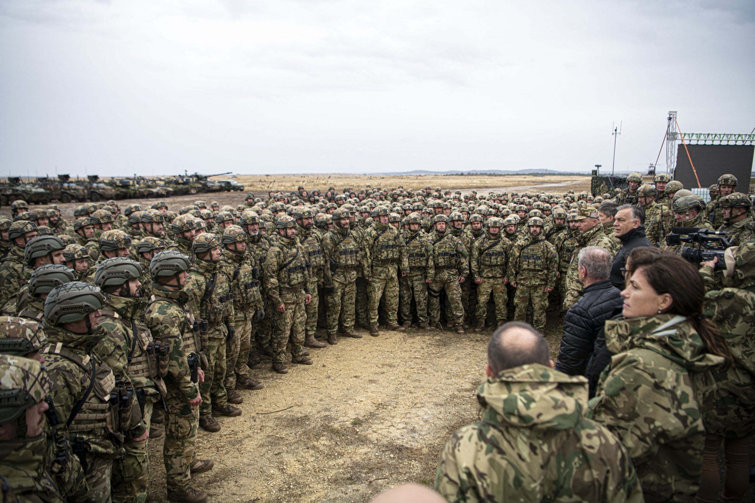 Orbán besucht Militärübung: 