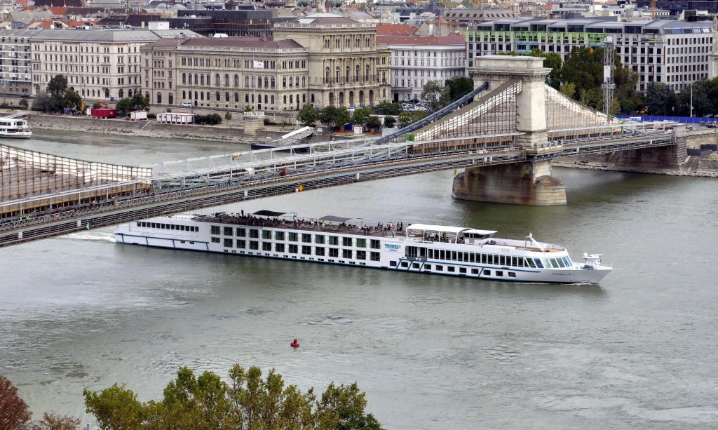 Kreuzfahrtschiff mit 85 Corona-Infizierten fuhr durch Ungarn post's picture