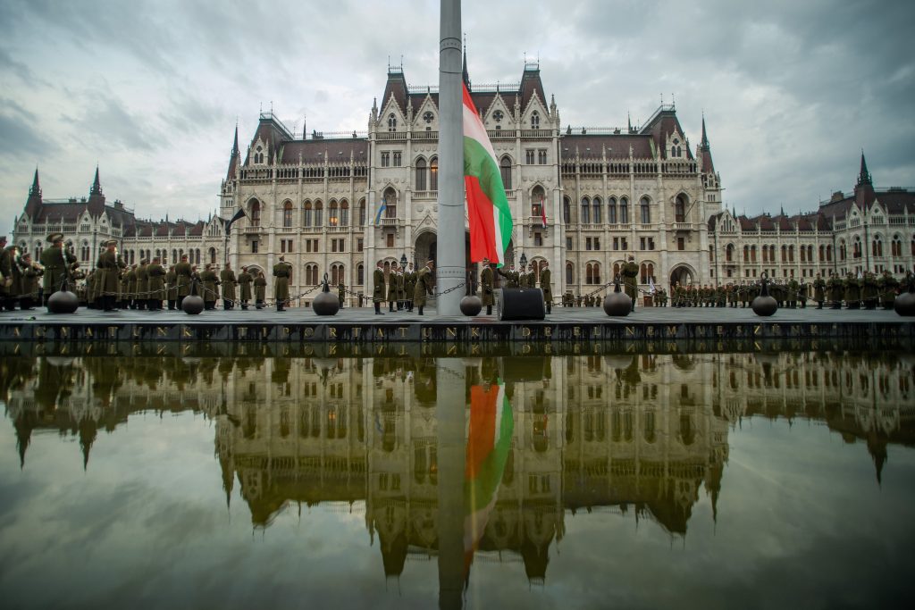 Flagge vor dem Parlament am Gedenktag der Märtyrer von 1849 gehisst post's picture